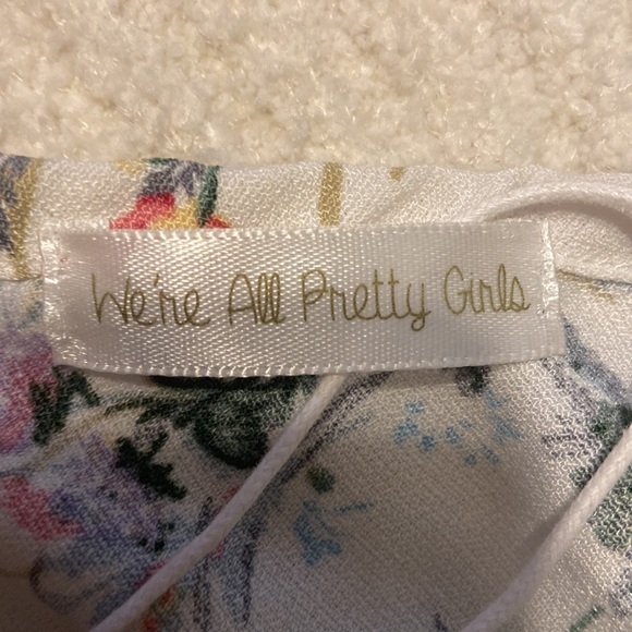 WOMEN’S We’re All Pretty Girls top. White with floral. Size M - Picture 5 of 7